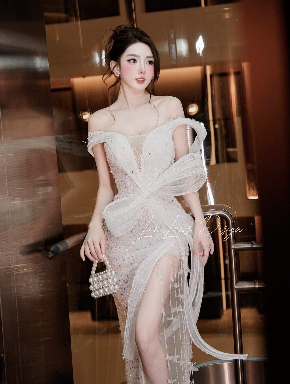 ชุดราตรียาว ปาดไหล่ แต่งกลิตเตอร์ สีขาว