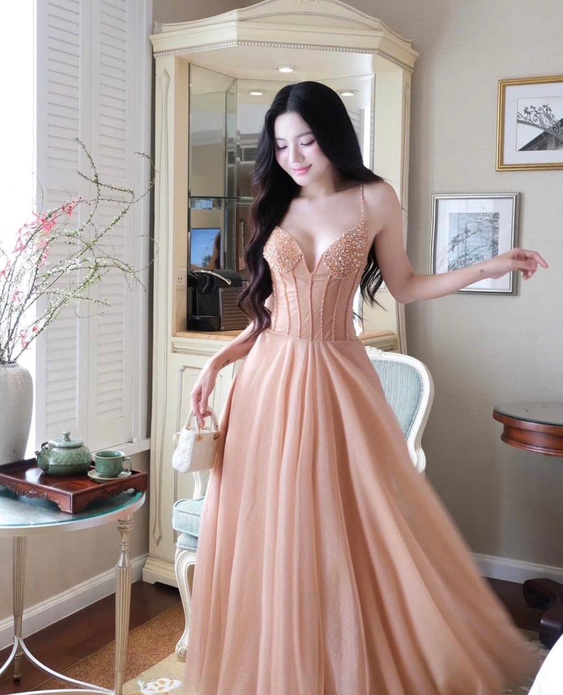 ชุดเดรส ราตรียาว สายเดี่ยว สีครีม