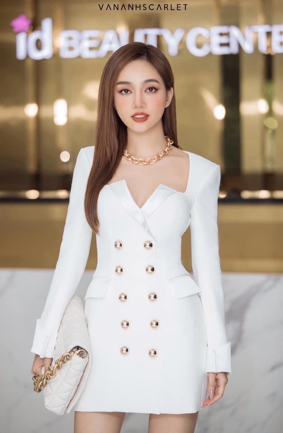 ชุดเดรส สูท สีขาว