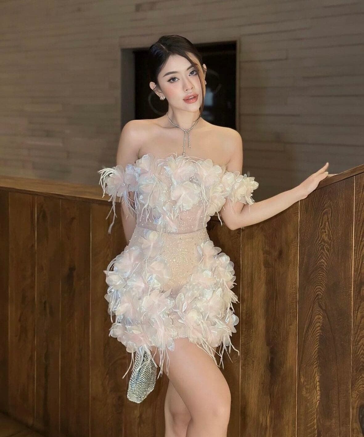 ชุดเดรส สีชมพู ประกายเพชร แต่งดอก