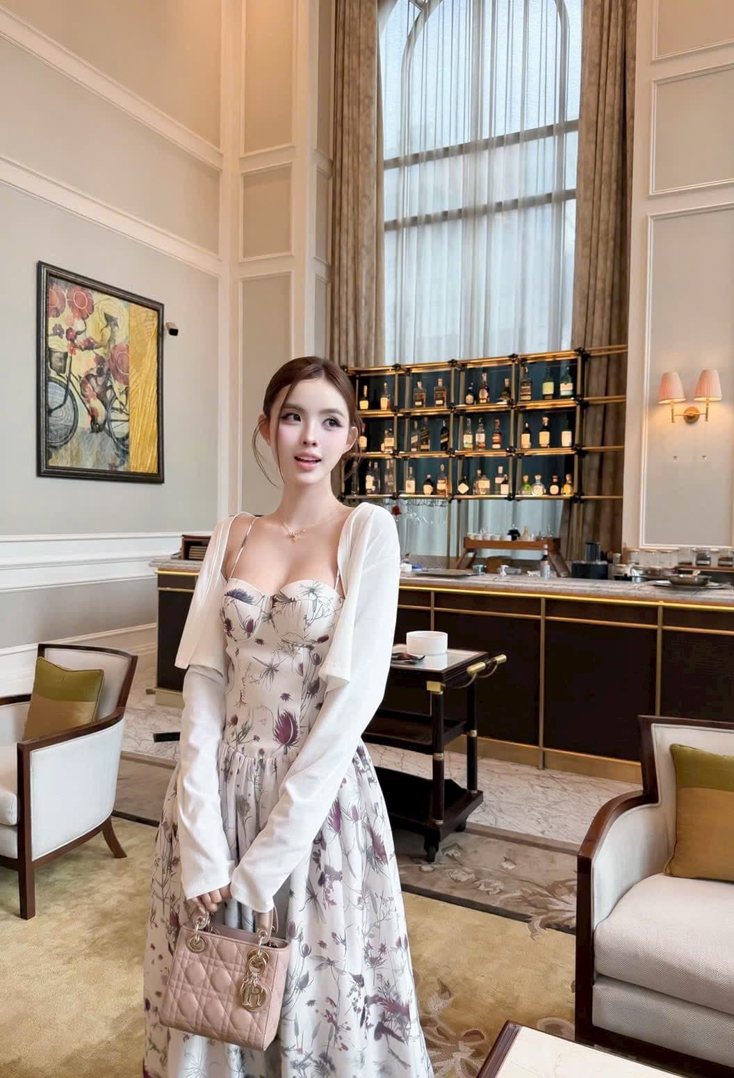 ชุดเดรส สายเดี่ยว สีขาว แต่งดอก