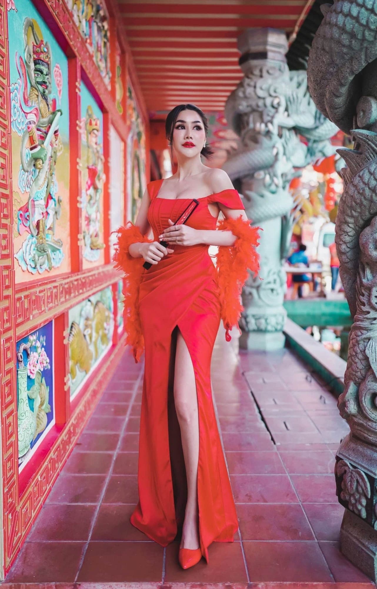 ขนนก สีแดง