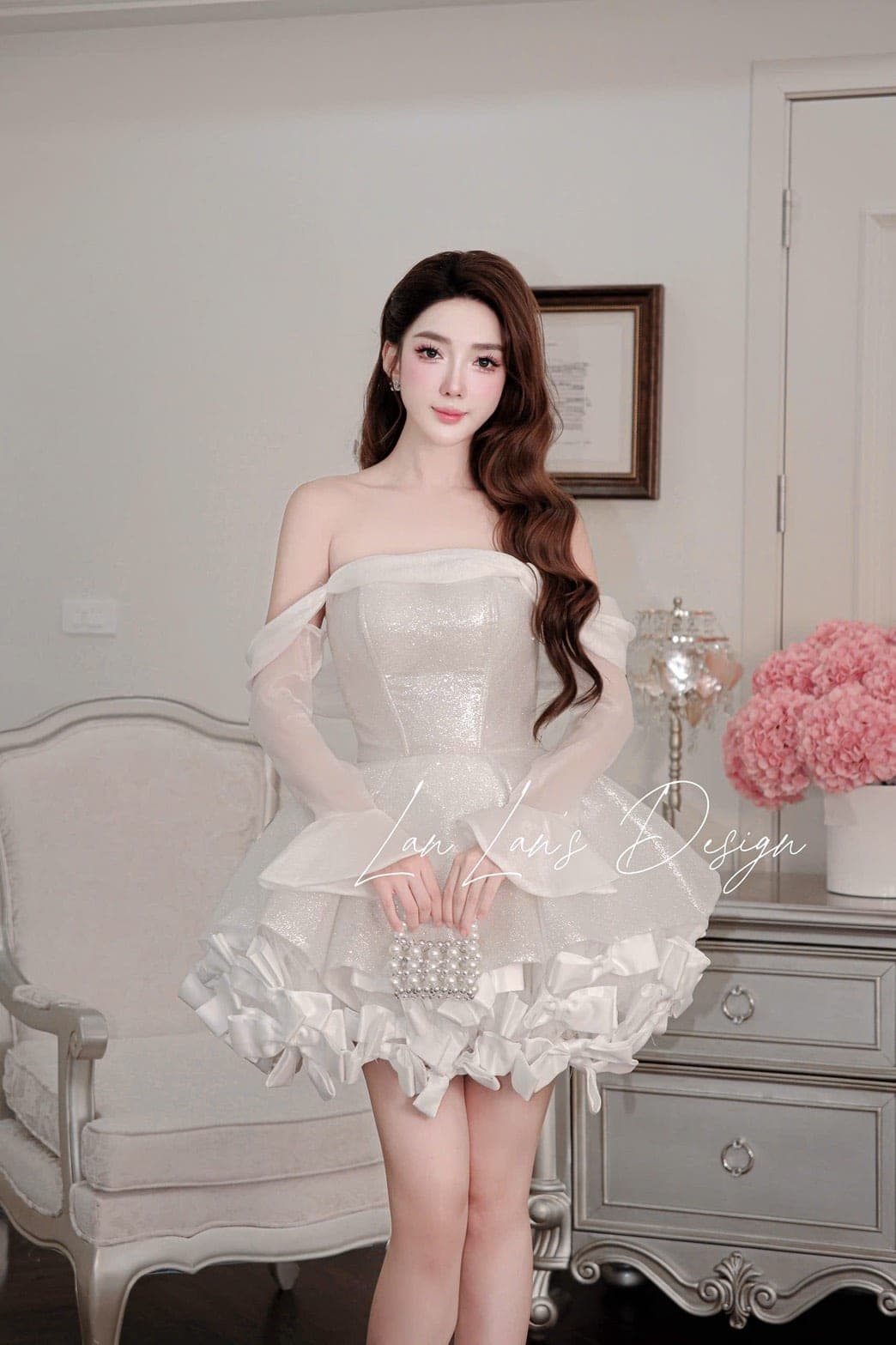 ชุดเดรส ปาดไหล่แขนยาว กลิตเตอร์ แต่งโบว์ สีขาว