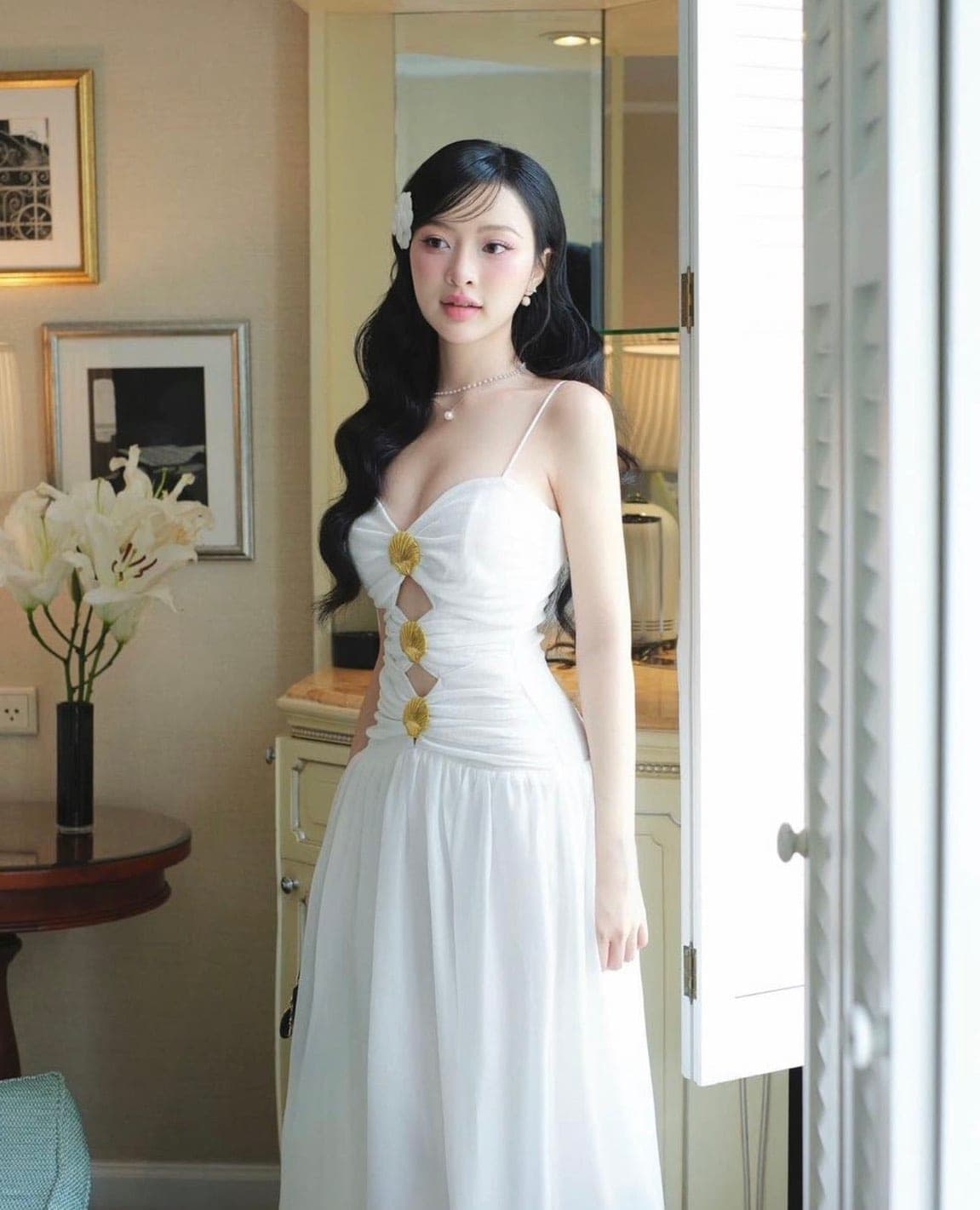 ชุดเดรส ราตรียาว สายเดี่ยว แต่งเพชร สีขาว
