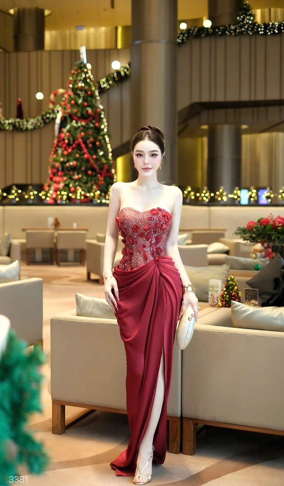 ชุดเดรส เกาะอก แต่งกลิตเตอร์ สีแดง