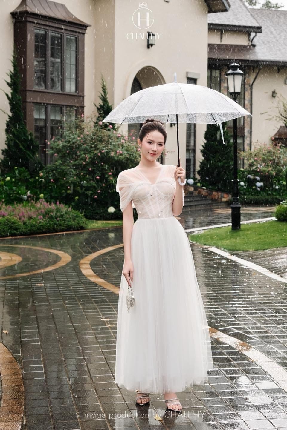 ชุดเดรส ราตรียาว ปาดไหล่ สีขาว