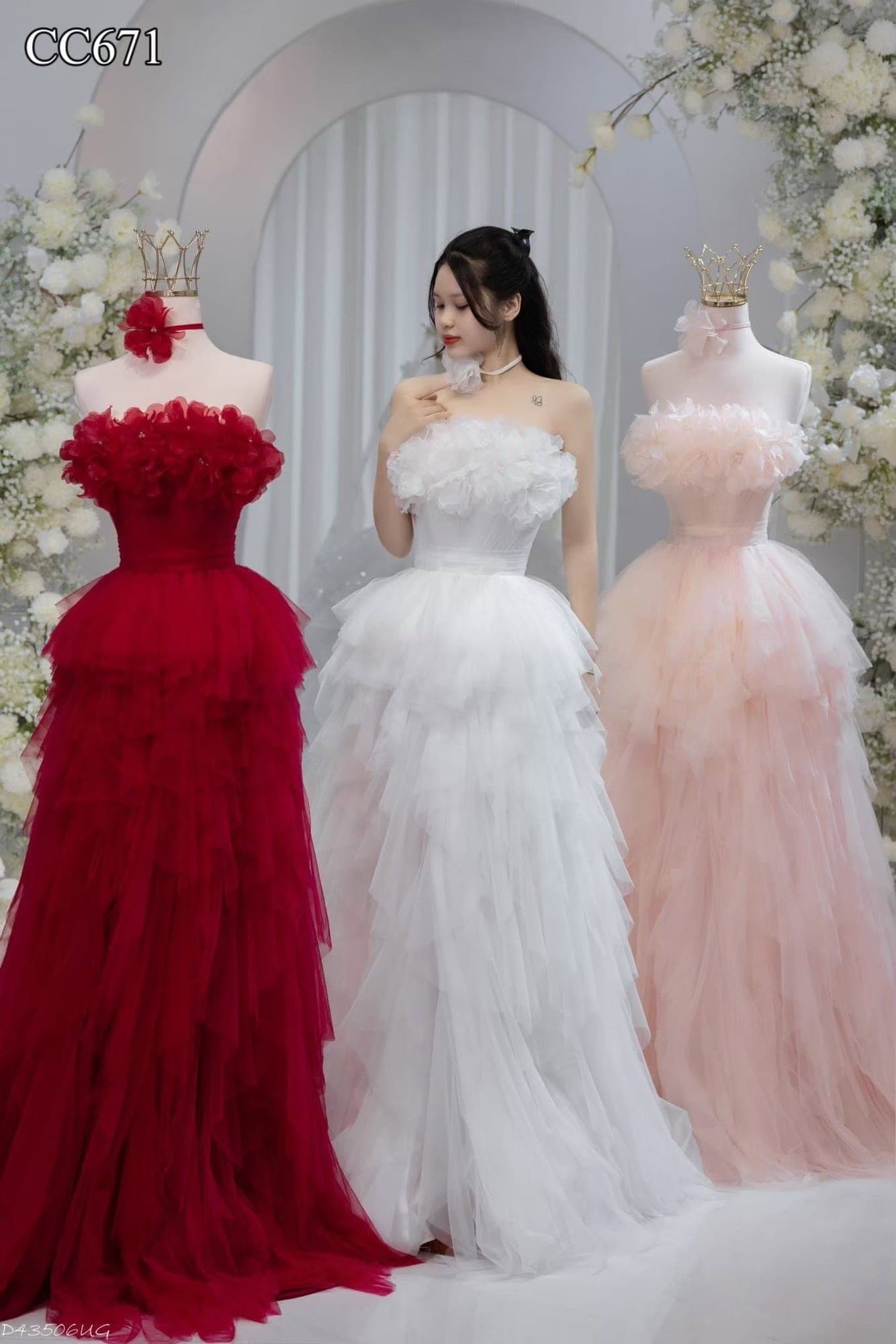 ชุดเดรส ราตรี ฟูฟ่อง เเต่งดอก สีขาว
