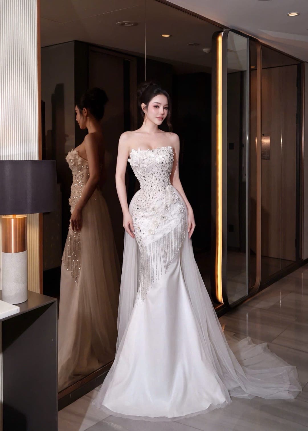 ชุดราตรียาว เกาะอก แต่งเพชร สีขาว