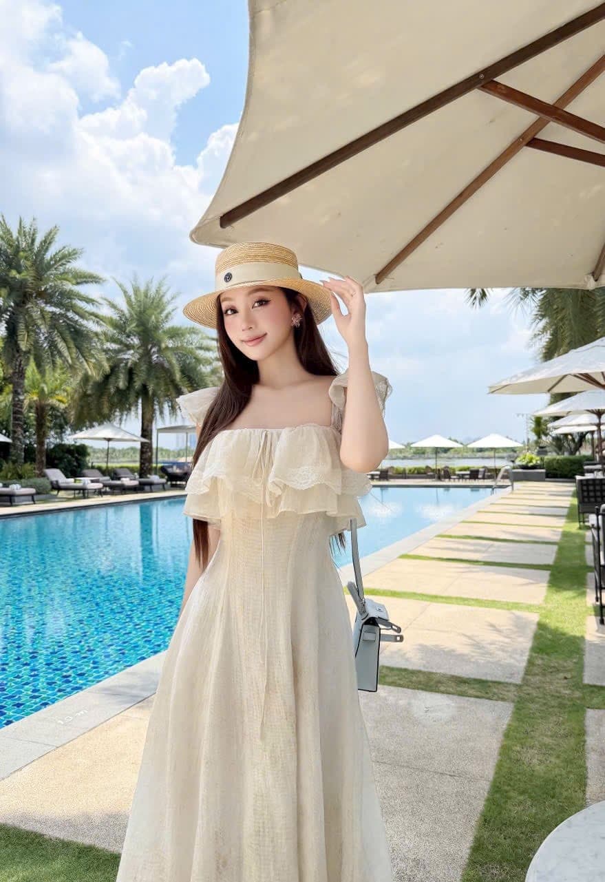 ชุดเดรส แต่งระบายลูกไม้ สีครีม