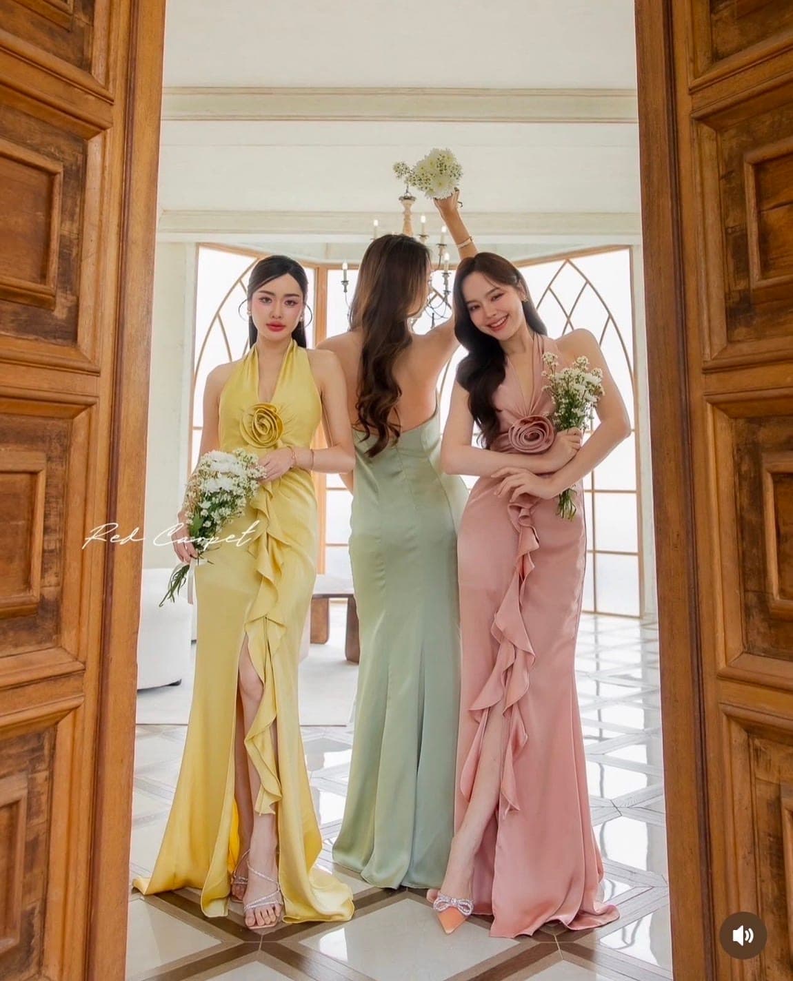 ชุดราตรี เพื่อนเจ้าสาว ผูกคอ แต่งดอก สีทอง สีชมพู สีเขียว สีแชมเปญ