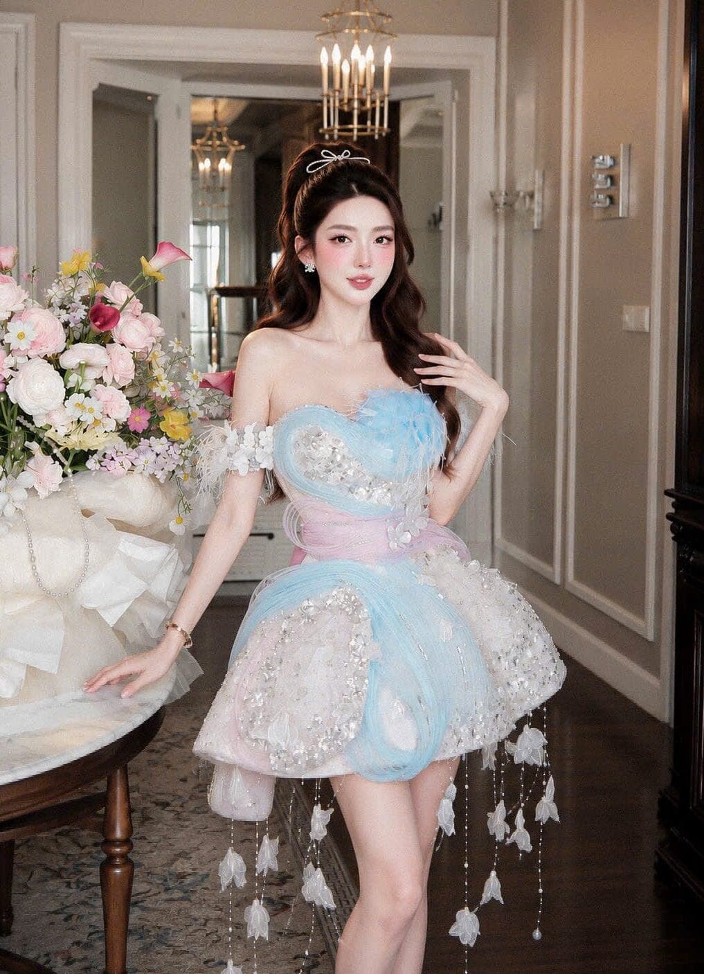 ชุดเดรส ปาดไหล่ แต่งดอก + ขนนก + กลิตเตอร์ สีฟ้า