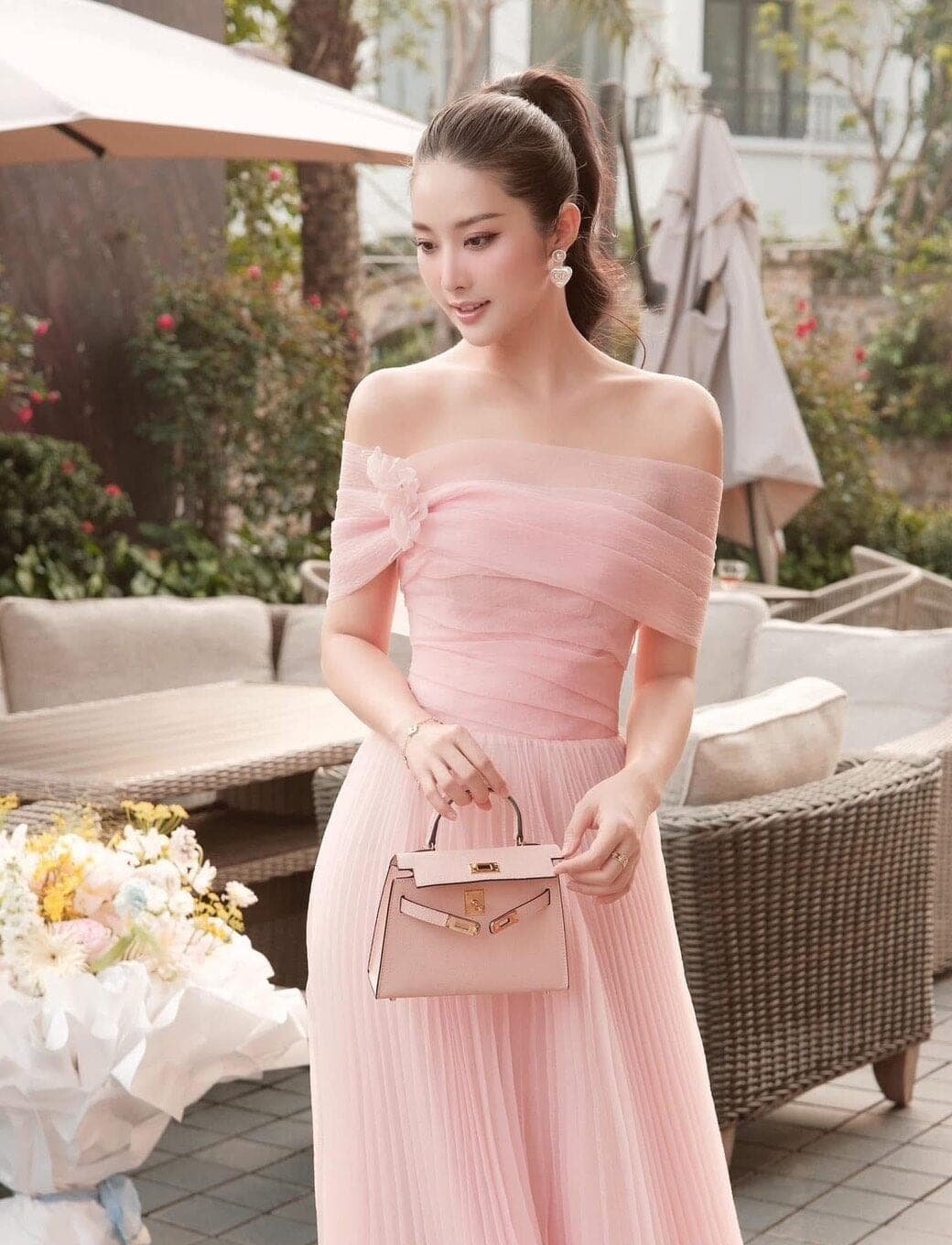 ชุดเดรส ราตรียาว ปาดไหล่ แต่งดอก สีชมพู
