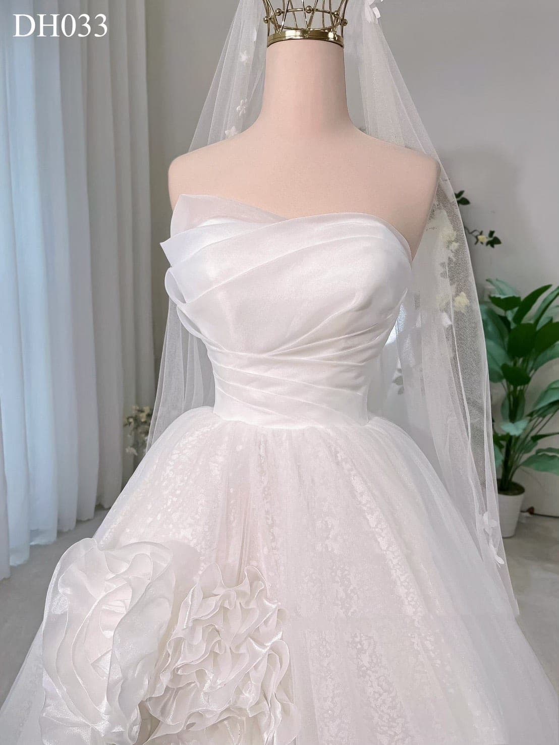 ชุดแต่งงาน ราตรียาว เกาะอก แต่งดอก สีขาว 3011 Size M BKK รูปที่ 3