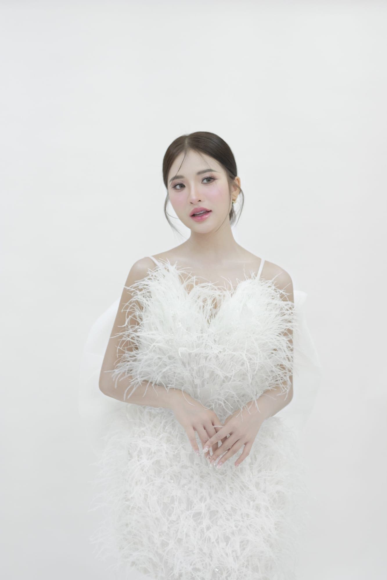 ชุดเดรส สายเดี่ยว ขนนก แต่งโบว์ สีขาว 2122 Size M BKK รูปที่ 1