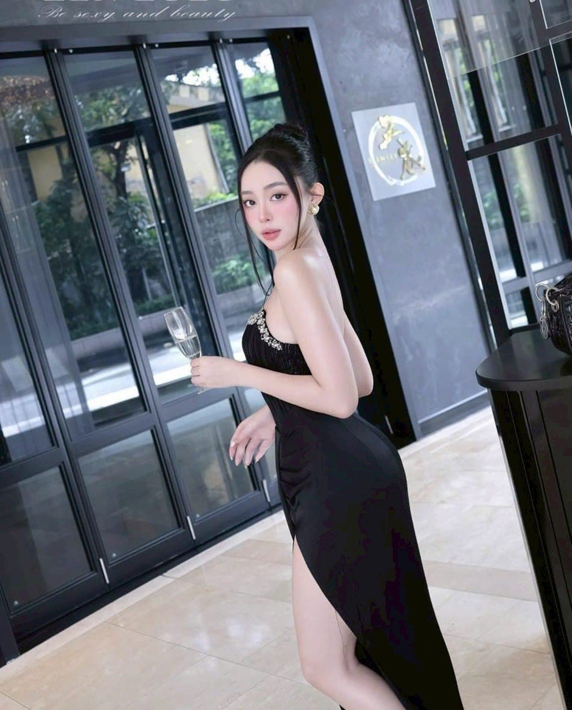 ชุดเดรส-ราตรี เกาะอก แต่งเพรช สีดำ  สีขาว  ZEN LULU 3065 SIZE S-M BKK รูปที่ 5