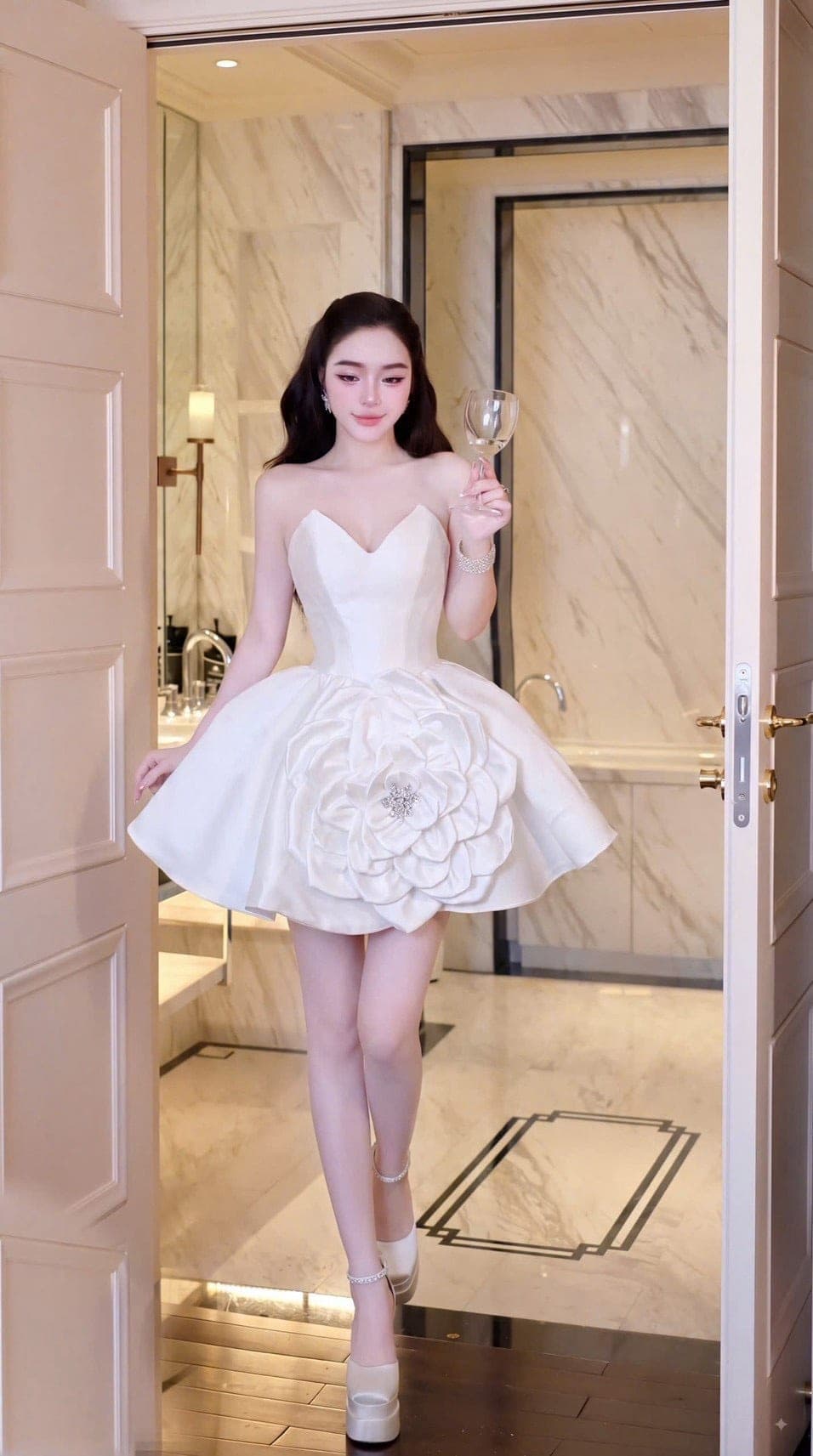 ชุดเดรส เกาะอก กระโปรงแต่งดอก สีขาว Brand HISO 2345 BKK Size S-M รูปที่ 3