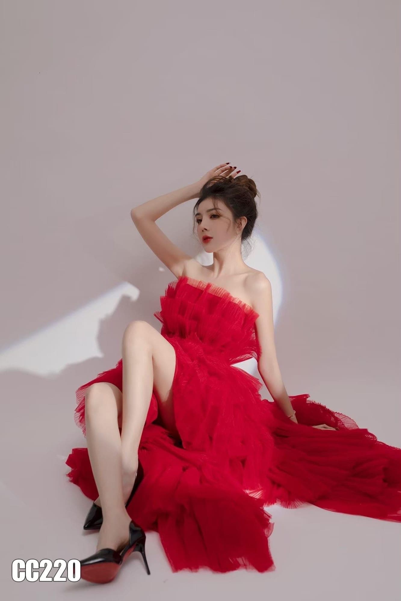 ชุดราตรียาว เกาะอก หางยาว ฟูฟ่อง สีแดง 3028 Size M BKK รูปที่ 3