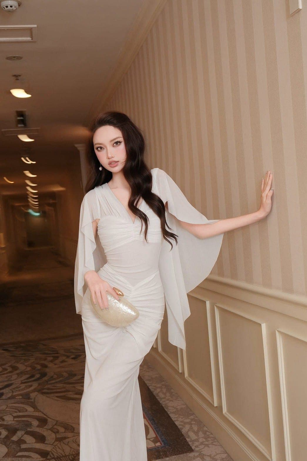 ชุดเดรส ราตรียาว คอวี ผ้าจับจีบ คลุมไหล่ สีขาว BRAND OBIBI 2277 BKK SIZE M รูปที่ 1