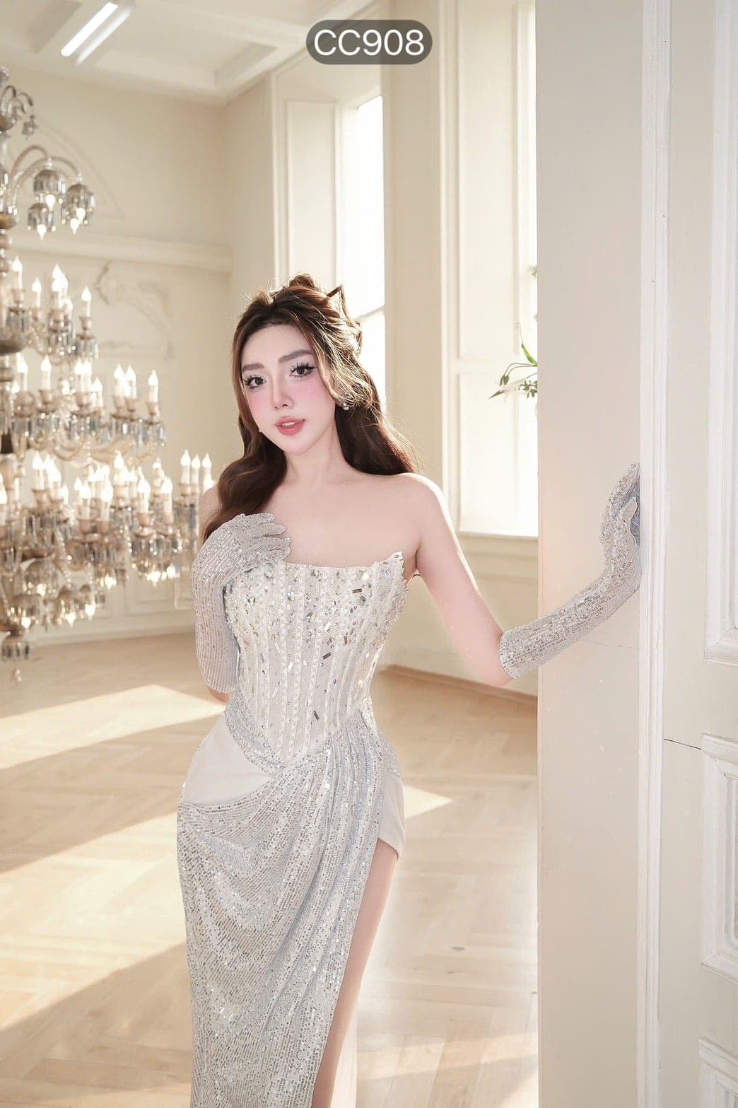ชุดราตรียาว เกาะอก แต่งมุก+กลิตเตอร์ สีเงิน 3003 Size M-L BKK รูปที่ 2