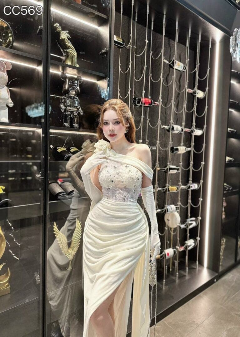 ชุดราตรียาว ปาดไหล่ แต่งเพชร สีขาว-ครีม 3015 Size S BKK รูปที่ 2