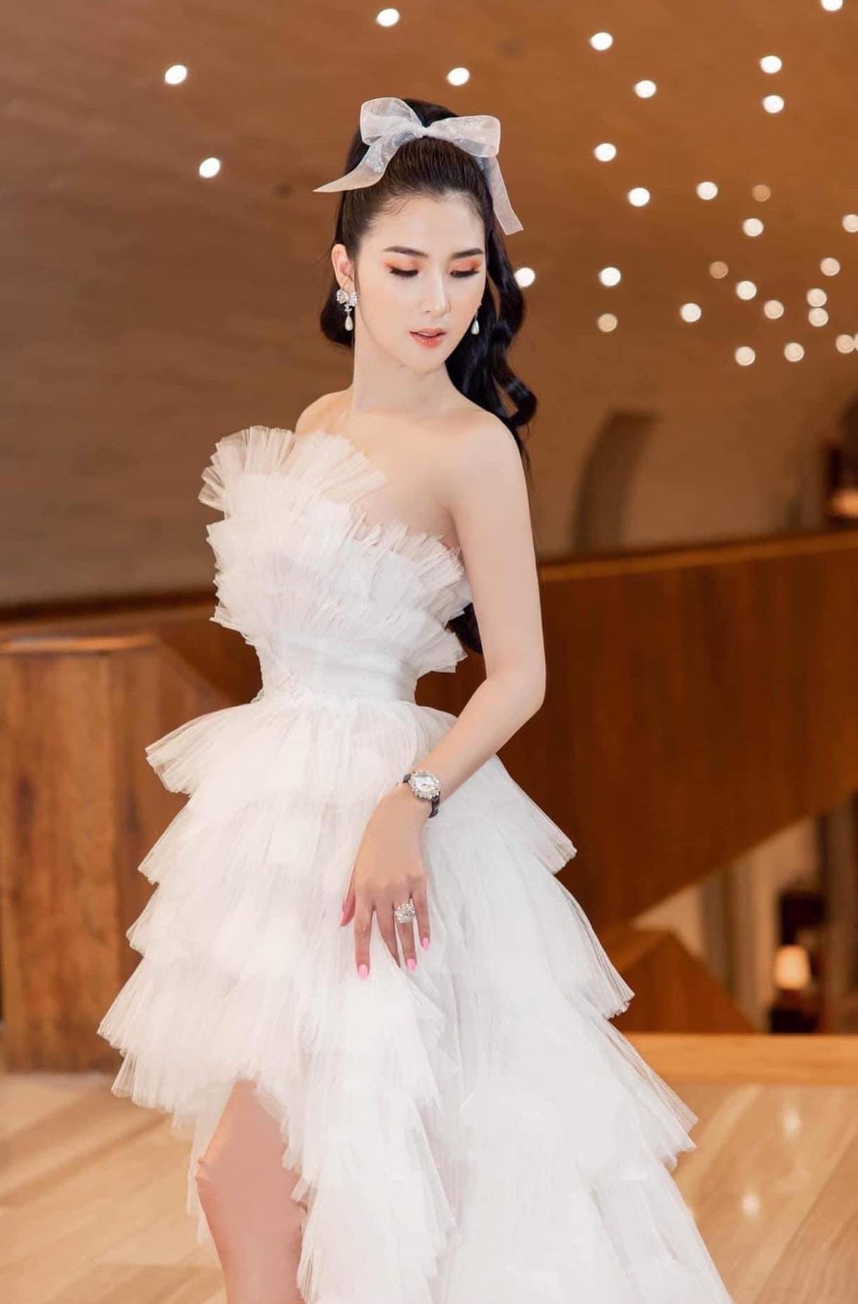ชุดราตรียาว เกาะอก หางยาว ฟูฟ่อง สีขาว 3027 Size S-M BKK รูปที่ 3