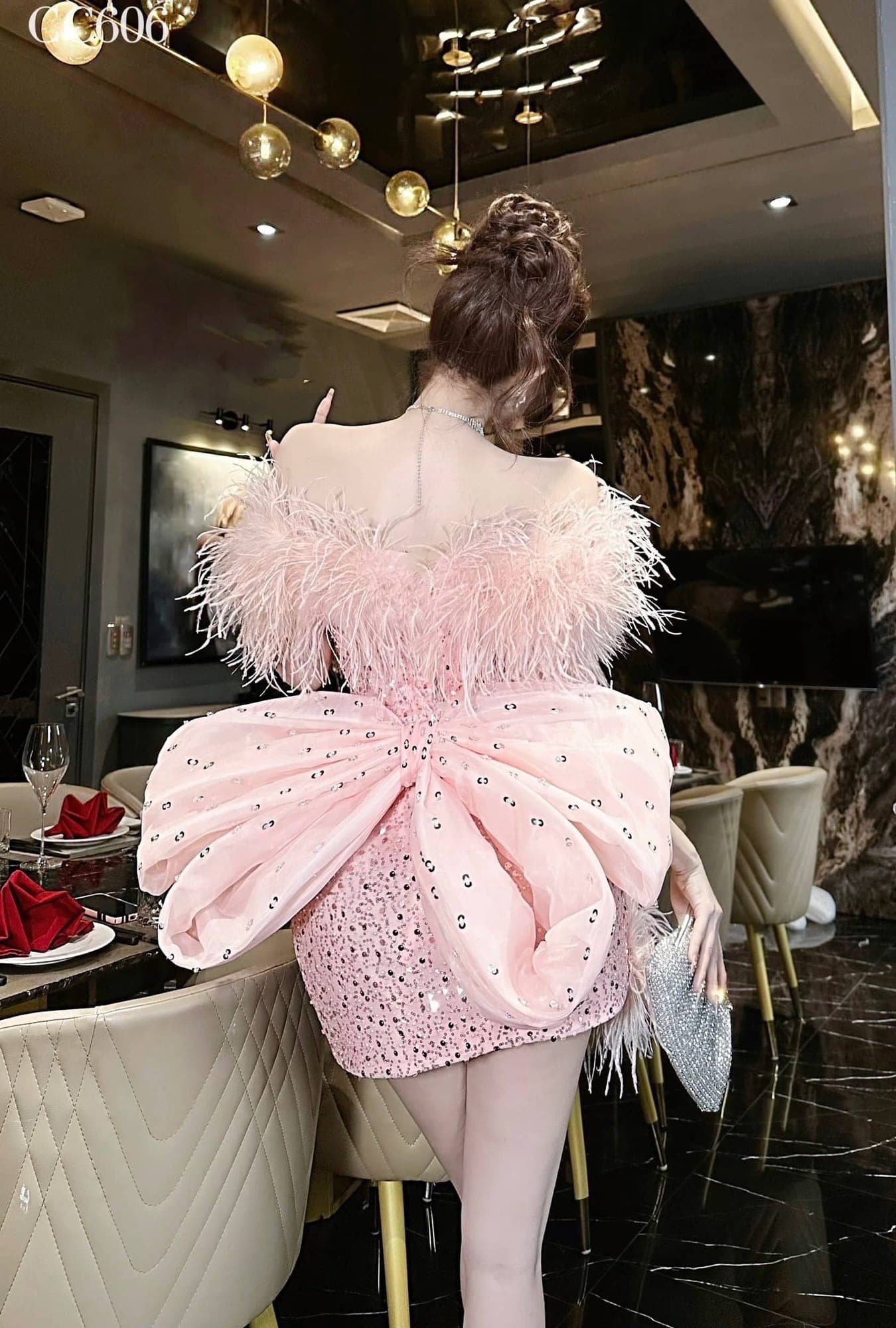 ชุดเดรส ปาดไหล่ ขนนก แต่งกลิตเตอร์ สีชมพู 2098 Size S BKK รูปที่ 4