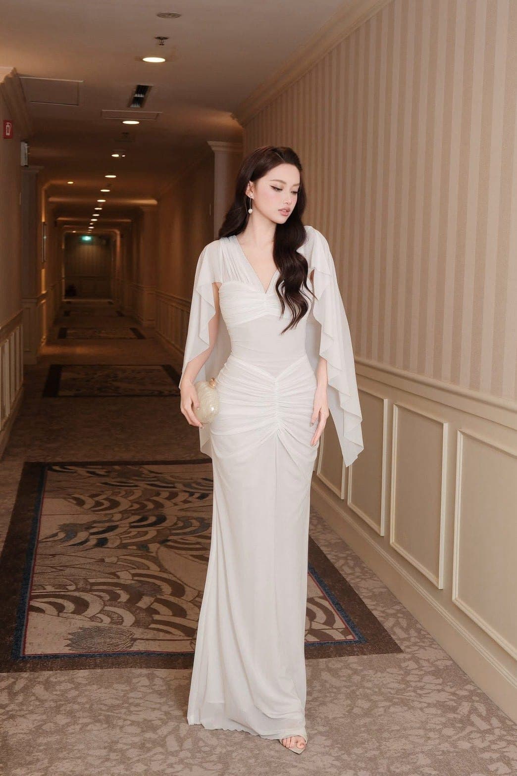 ชุดเดรส ราตรียาว คอวี ผ้าจับจีบ คลุมไหล่ สีขาว BRAND OBIBI 2277 BKK SIZE M รูปที่ 4