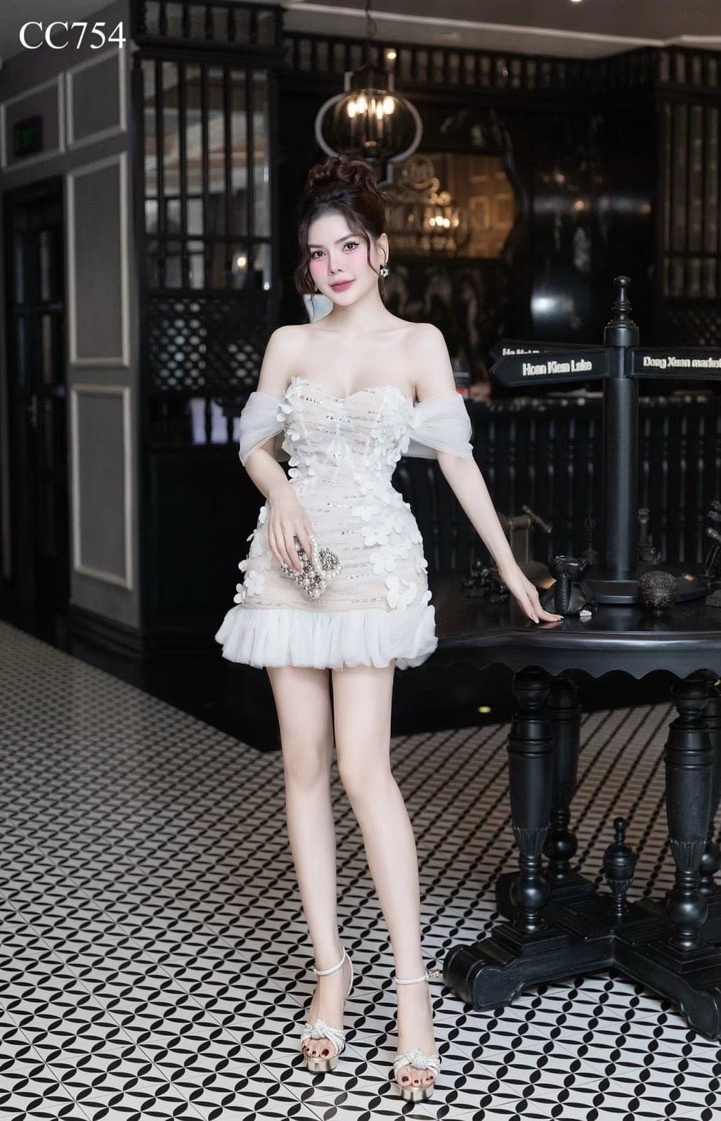 ชุดเดรส ปาดไหล่ แต่งดอก สีขาว-ครีม 2066 Size S BKK รูปที่ 3