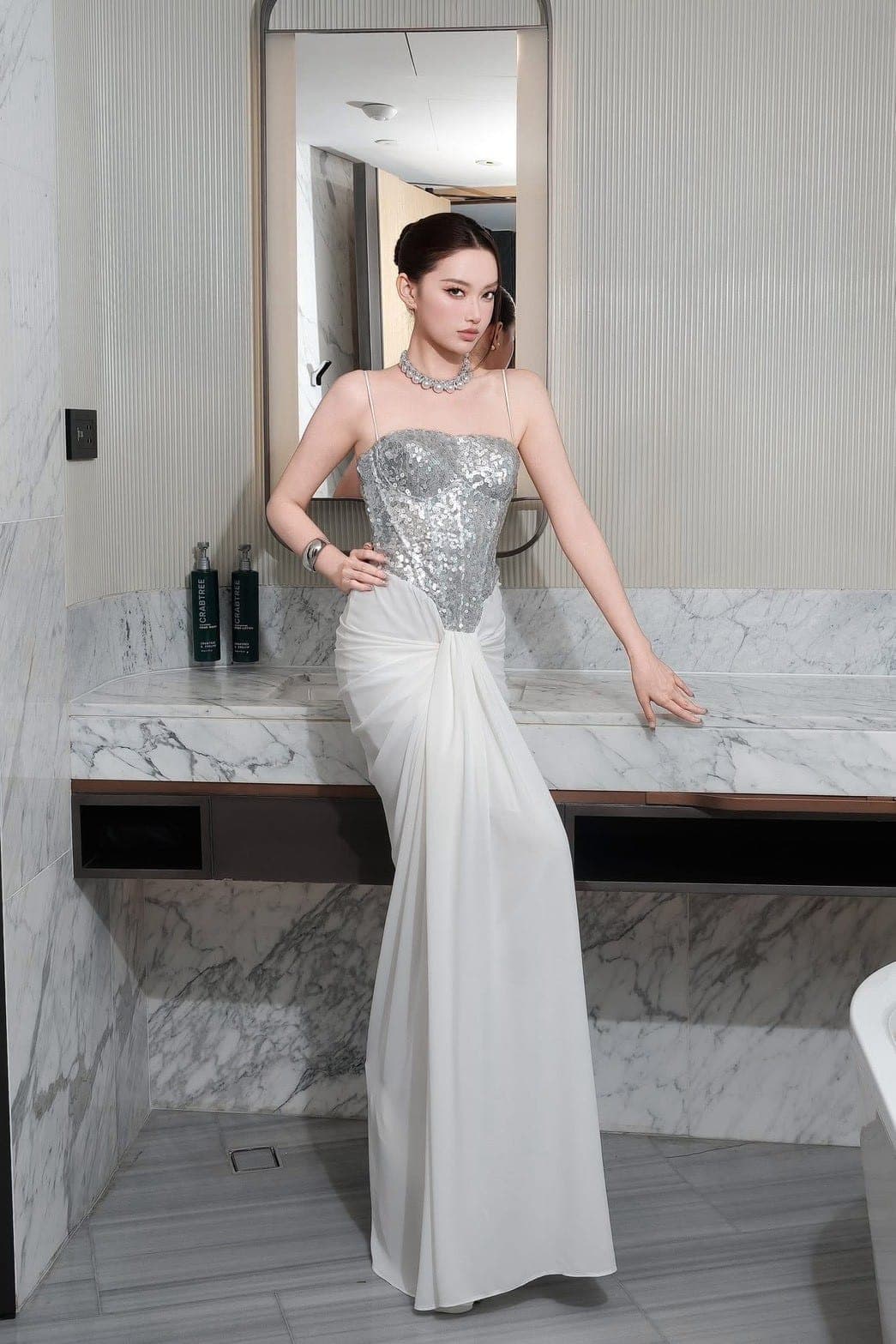 ชุดเดรส ราตรียาว สายเดี่ยว แต่งกลิตเตอร์ สีขาว BRAND OBIBI 2273 BKK SIZE M รูปที่ 4