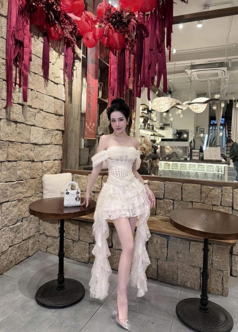 ชุดเดรส ปาดไหล่ ลูกไม้ แต่งระบาย สีขาว-ครีม 2041 Size M BKK รูปที่ 3