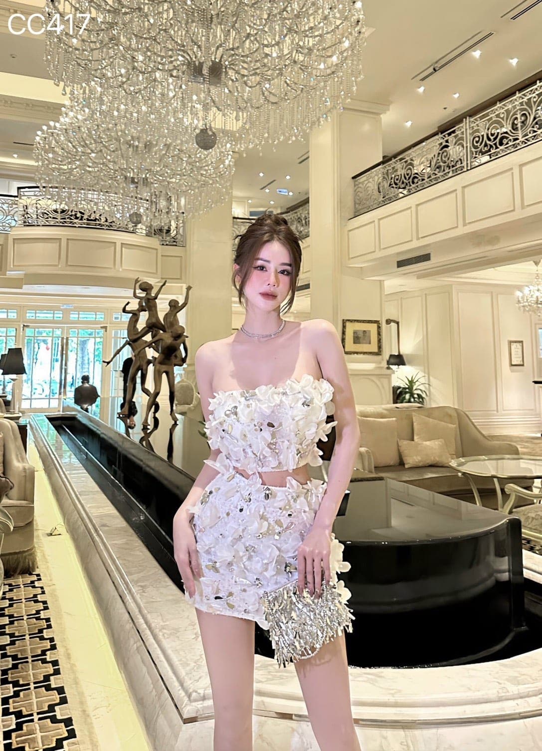 ชุดเซ็ท 2 ชิ้น เสื้อ+กระโปรง แต่งดอก สีขาว 4008 Size S BKK รูปที่ 1