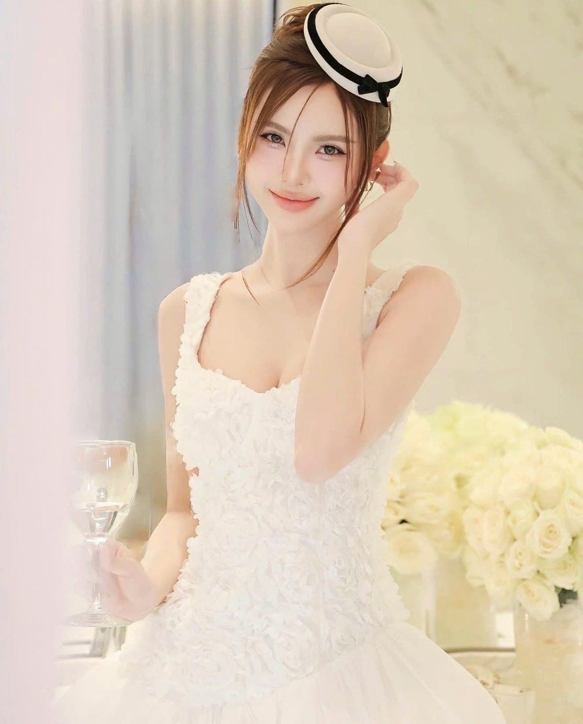 ชุดเดรส สายเดียว แต่งดอกกุหลาบ สีขาว TRANALI 2206 SIZE S-M BKK รูปที่ 5