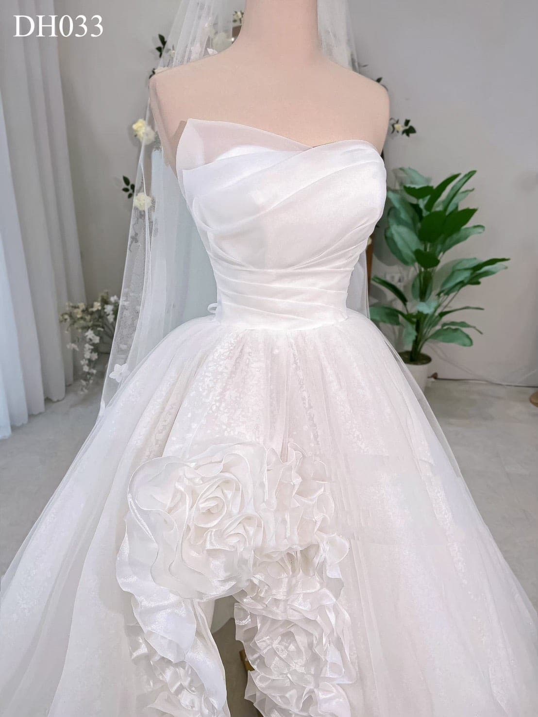 ชุดแต่งงาน ราตรียาว เกาะอก แต่งดอก สีขาว 3011 Size M BKK รูปที่ 2