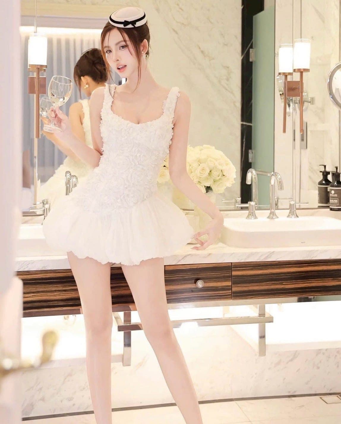 ชุดเดรส สายเดียว แต่งดอกกุหลาบ สีขาว TRANALI 2206 SIZE S-M BKK รูปที่ 4