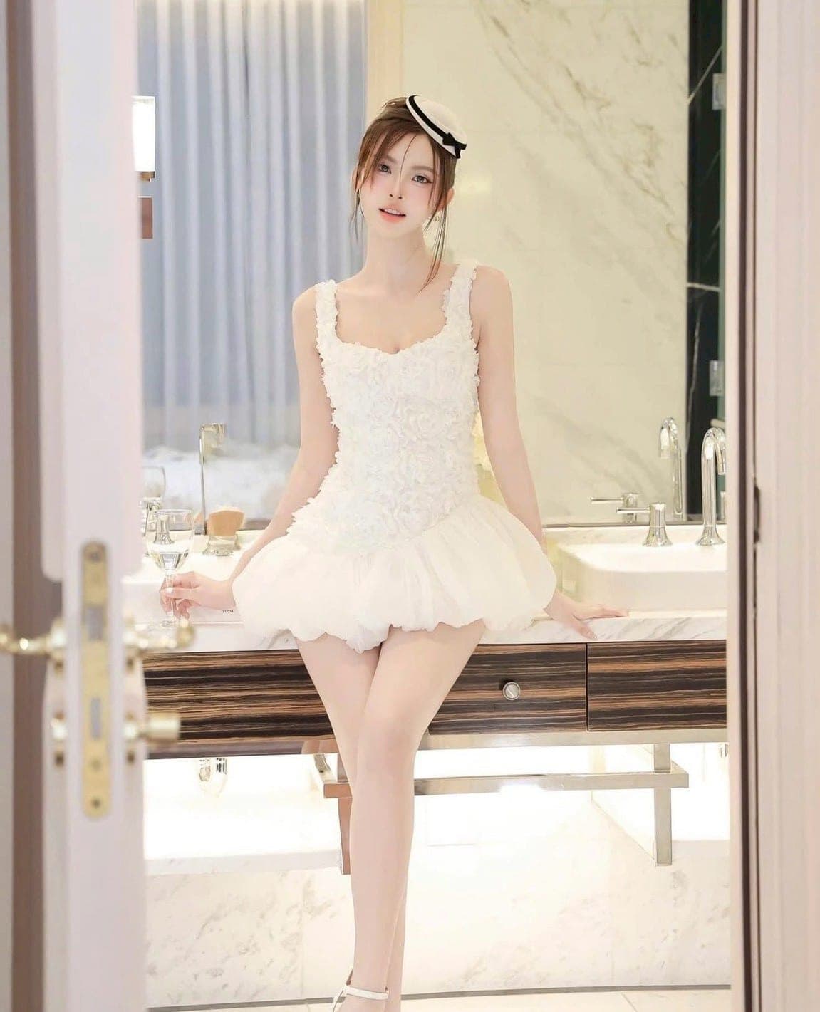 ชุดเดรส สายเดียว แต่งดอกกุหลาบ สีขาว TRANALI 2206 SIZE S-M BKK รูปที่ 6