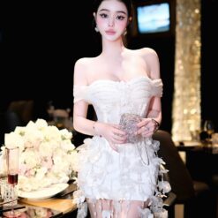 ชุดเดรส ปาดไหล่ แต่งดอก สีขาว 2018 Size M