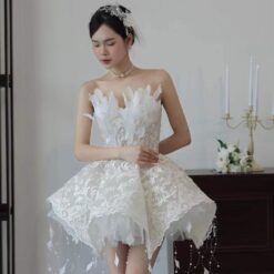 ชุดเดรส เกาะอก แต่งมุก+ขนนก สีขาว 2054 Size M