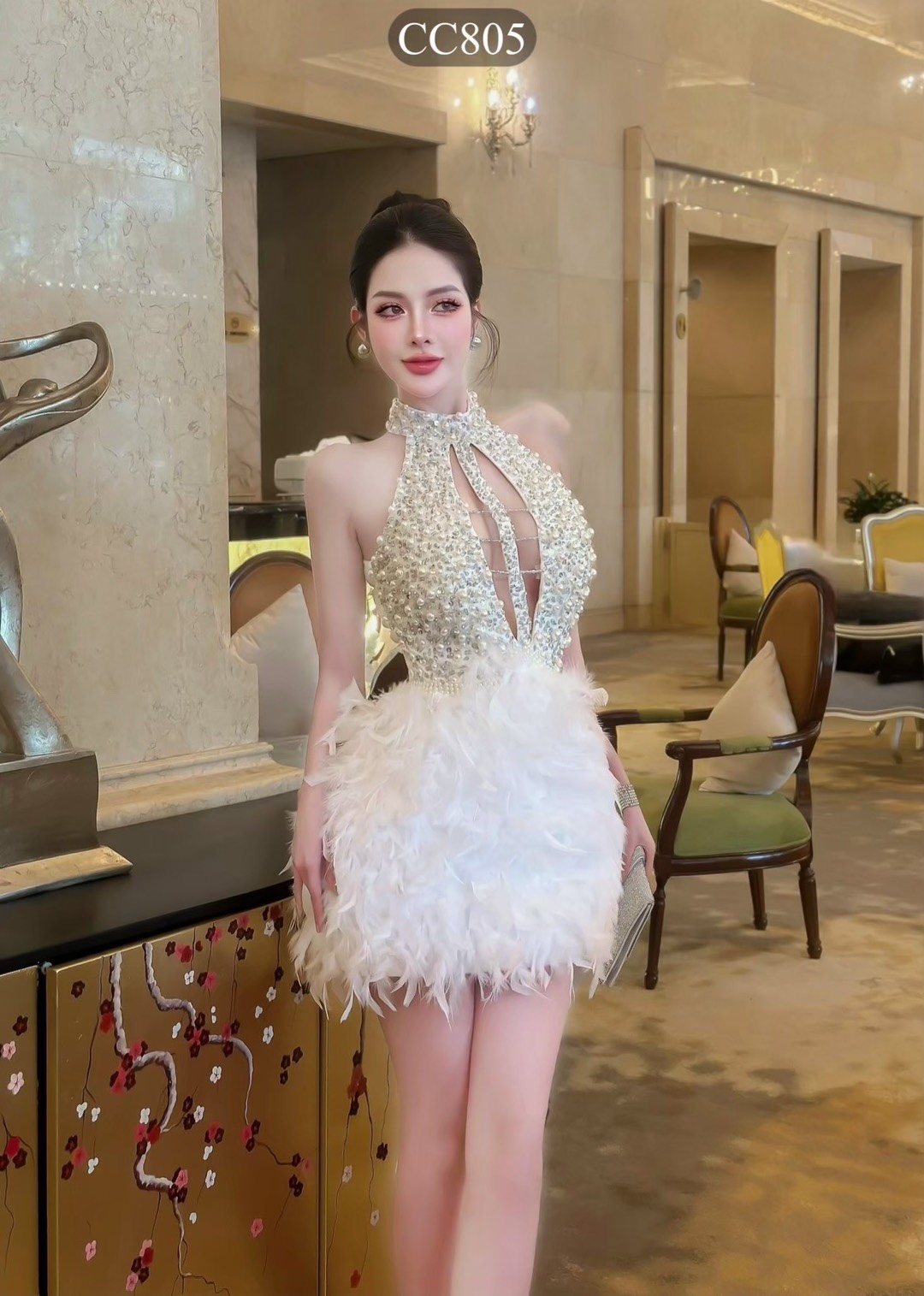 ชุดเดรส คล้องคอ แต่งมุก+ขนนก สีขาว 2055 Size S