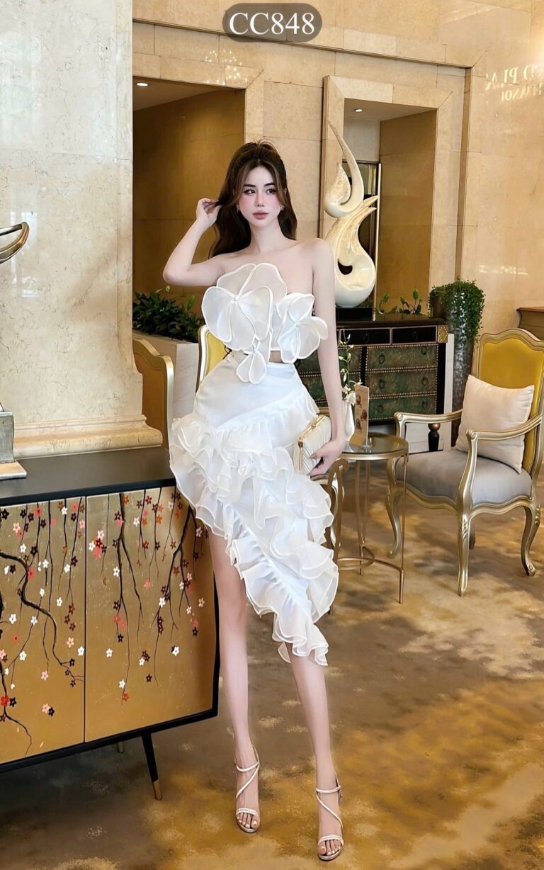 ชุดเซ็ท 2 ชิ้น เสื้อ+กระโปรง แต่งดอก สีขาว 4002 Size S - HiSoStyle.com