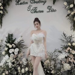 ชุดเดรส เกาะอก แต่งเพชร+ขนนก สีขาว 2130 Size M