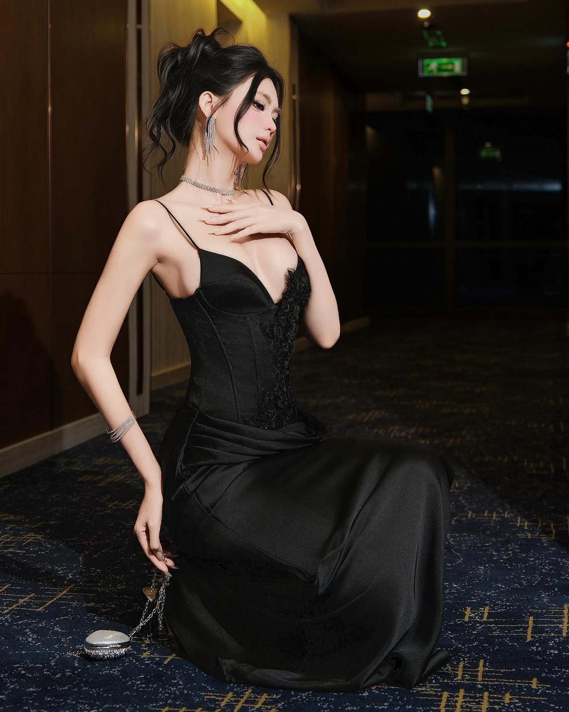 ชุดเดรสยาว ราตรี สายเดี่ยว แต่งดอก สีดำ BRAND Thao_bibii 2297 BKK SIZE S - Image 3
