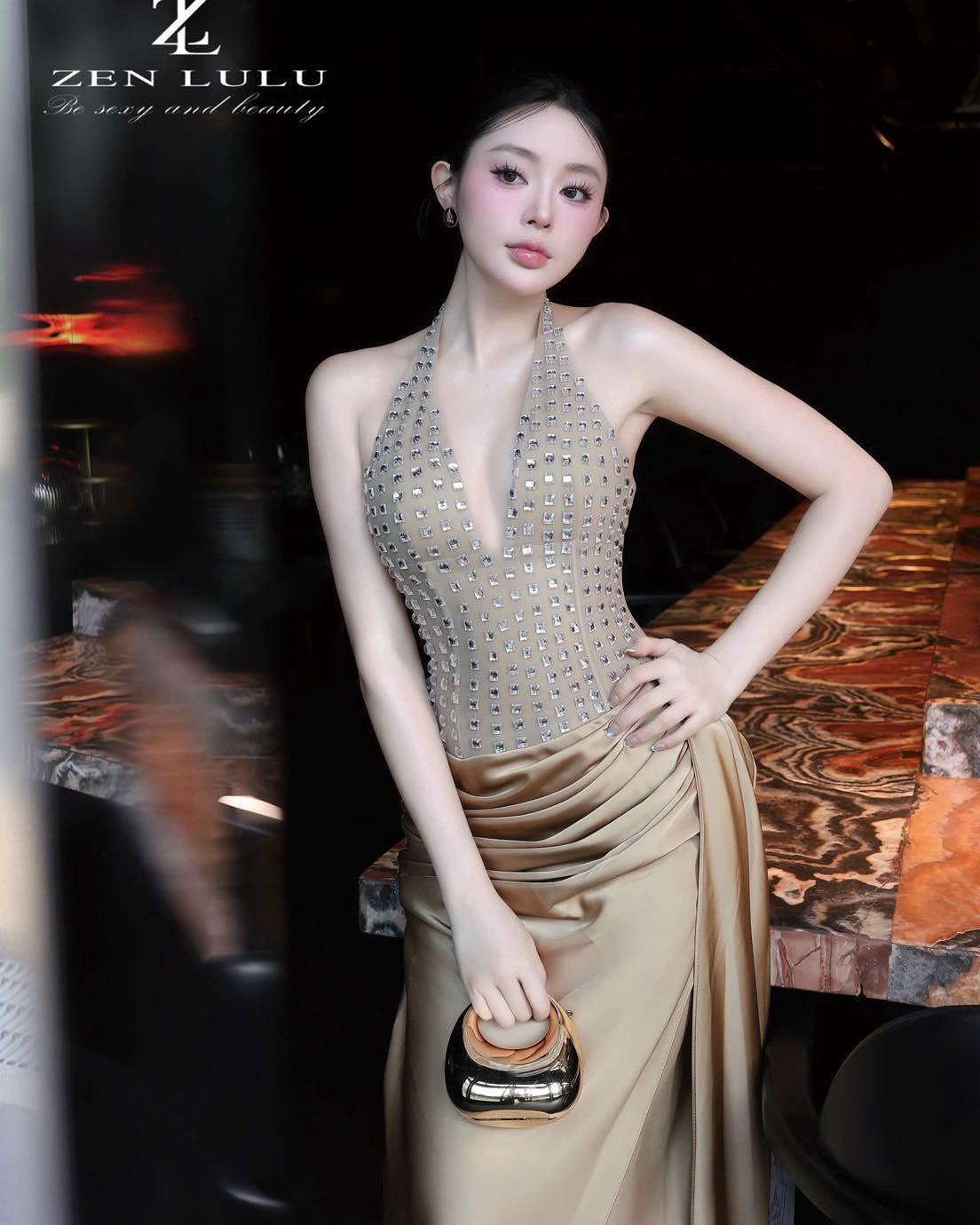 ชุดเดรสยาว ราตรี คล้องคอ แต่งเพรช สีทอง BRAND ZEN LULU 2306 BKK SIZE S-M - Image 2