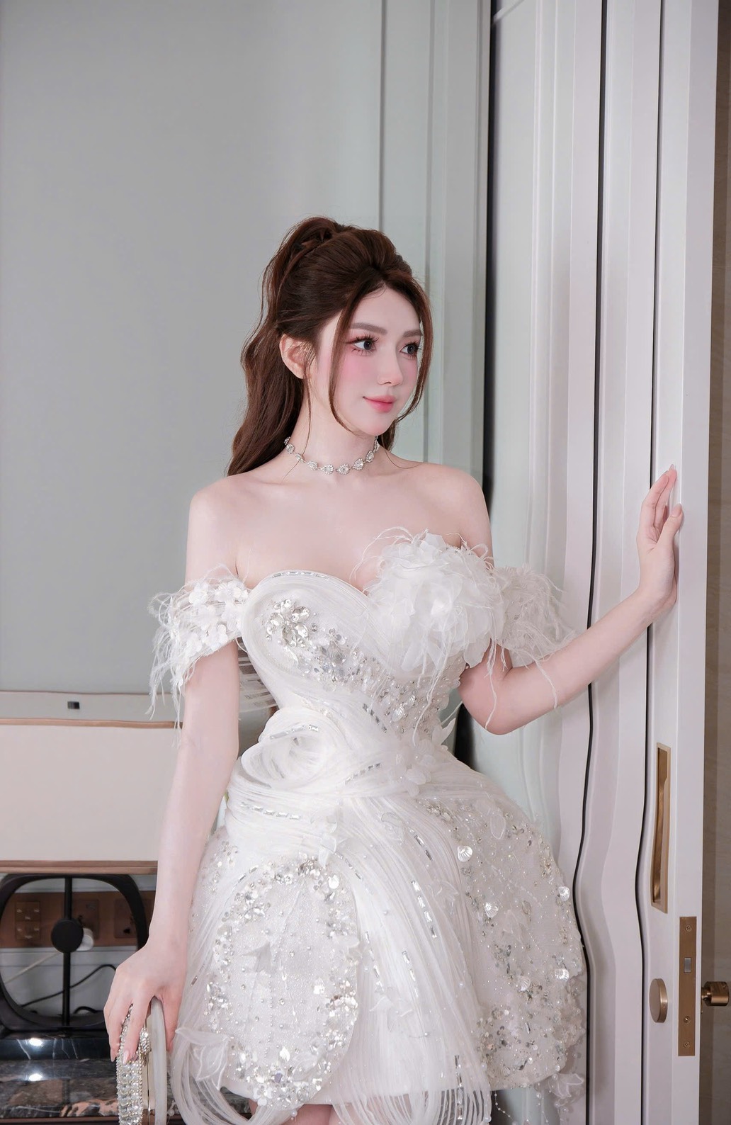 ชุดเดรส ปาดไหล่ แต่งดอก + ขนนก + กลิตเตอร์ สีขาว BRAND HISO 2329BKK Size M - Image 8