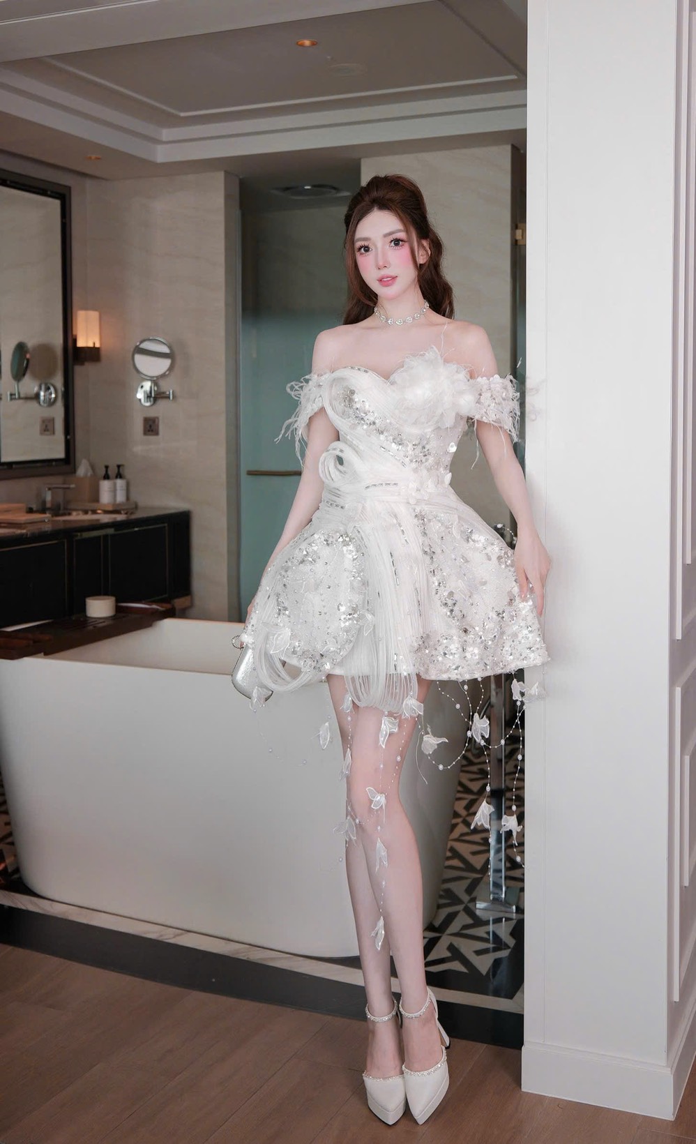 ชุดเดรส ปาดไหล่ แต่งดอก + ขนนก + กลิตเตอร์ สีขาว BRAND HISO 2329BKK Size M - Image 7