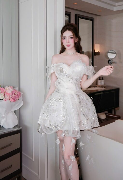 ชุดเดรส ปาดไหล่ แต่งดอก + ขนนก + กลิตเตอร์ สีขาว BRAND HISO 2329BKK Size M - Image 6