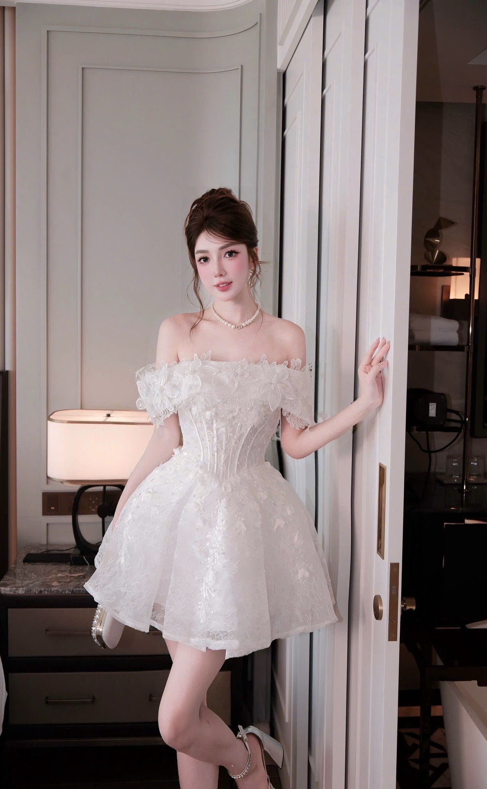 ชุดเดรส ปาดไหล่ กลิตเตอร์ แต่งดอก สีขาว BRAND HISO 2331 BKK Size M - Image 2