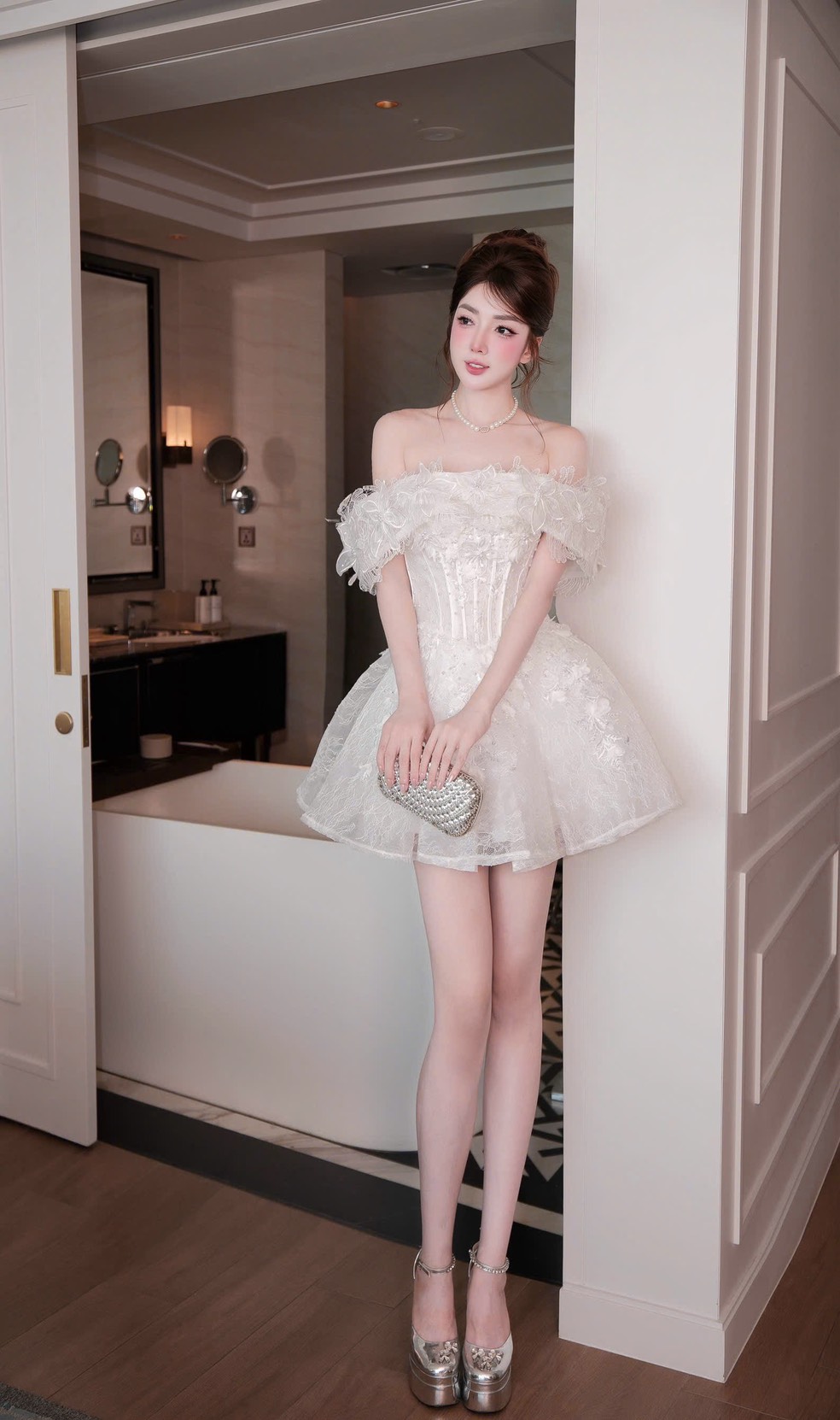 ชุดเดรส ปาดไหล่ กลิตเตอร์ แต่งดอก สีขาว BRAND HISO 2331 BKK Size M