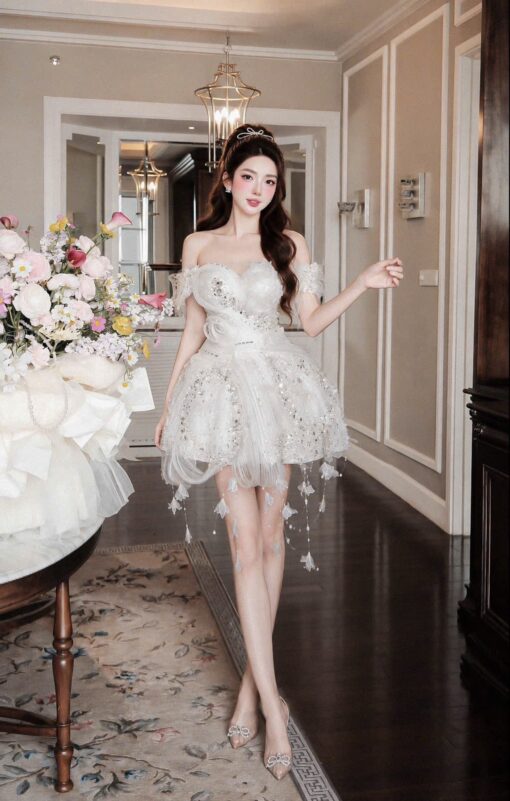 ชุดเดรส ปาดไหล่ แต่งดอก + ขนนก + กลิตเตอร์ สีขาว BRAND HISO 2329BKK Size M - Image 4