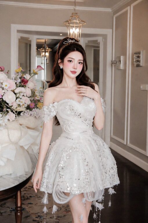 ชุดเดรส ปาดไหล่ แต่งดอก + ขนนก + กลิตเตอร์ สีขาว BRAND HISO 2329BKK Size M