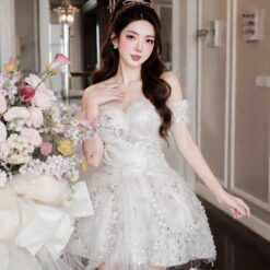ชุดเดรส ปาดไหล่ แต่งดอก + ขนนก + กลิตเตอร์ สีขาว BRAND HISO 2329BKK Size M